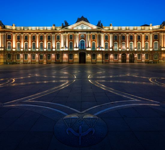 Vue de la place du Capitole et de la croix occitane