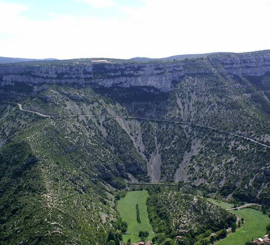 Sentier de randonnée à travers les forêts des Cévennes